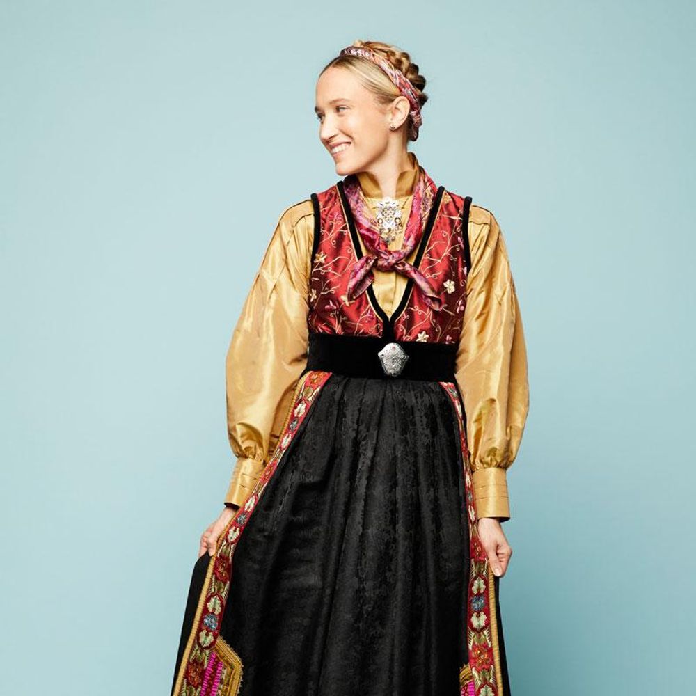 Gyllen silkeskjorte